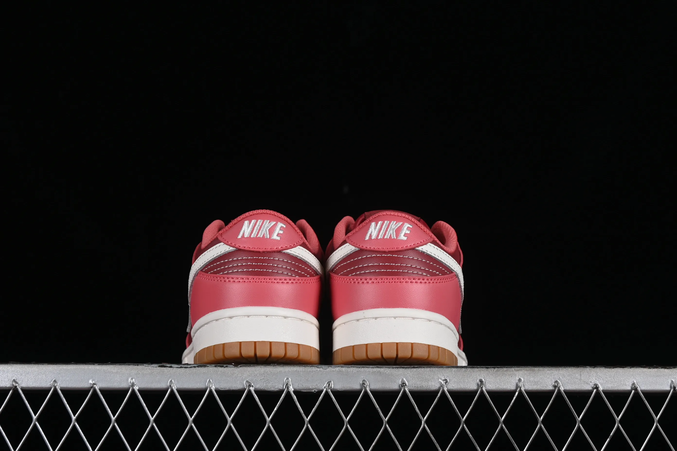All Categories Nk SB Dunk Series Nk SB Dunk Low Low-top sneakers Nk Dunk Low Strawberry Bear color SB low-top casual sneakers DD1503-603